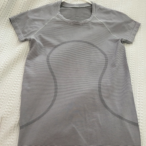 lululemon Swiftly Tech Short sleeve 2.0 size 6 - Picture 1 of 6